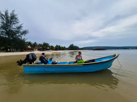 Abholung mit einem kleinen Motorboot
