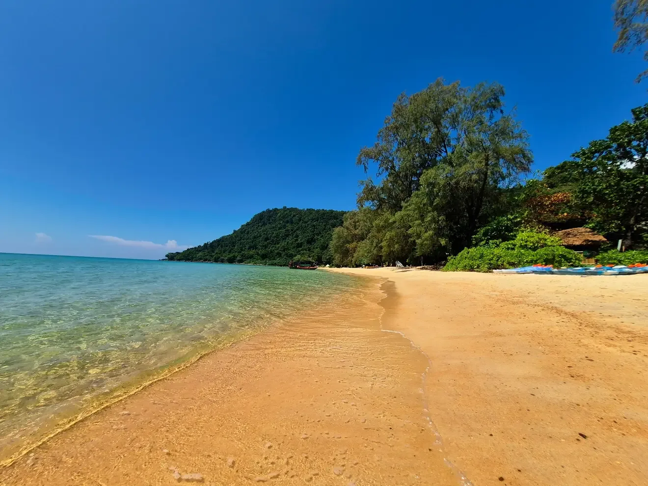 Der breite Sandstrand und das klare Meer am Sunset Beach